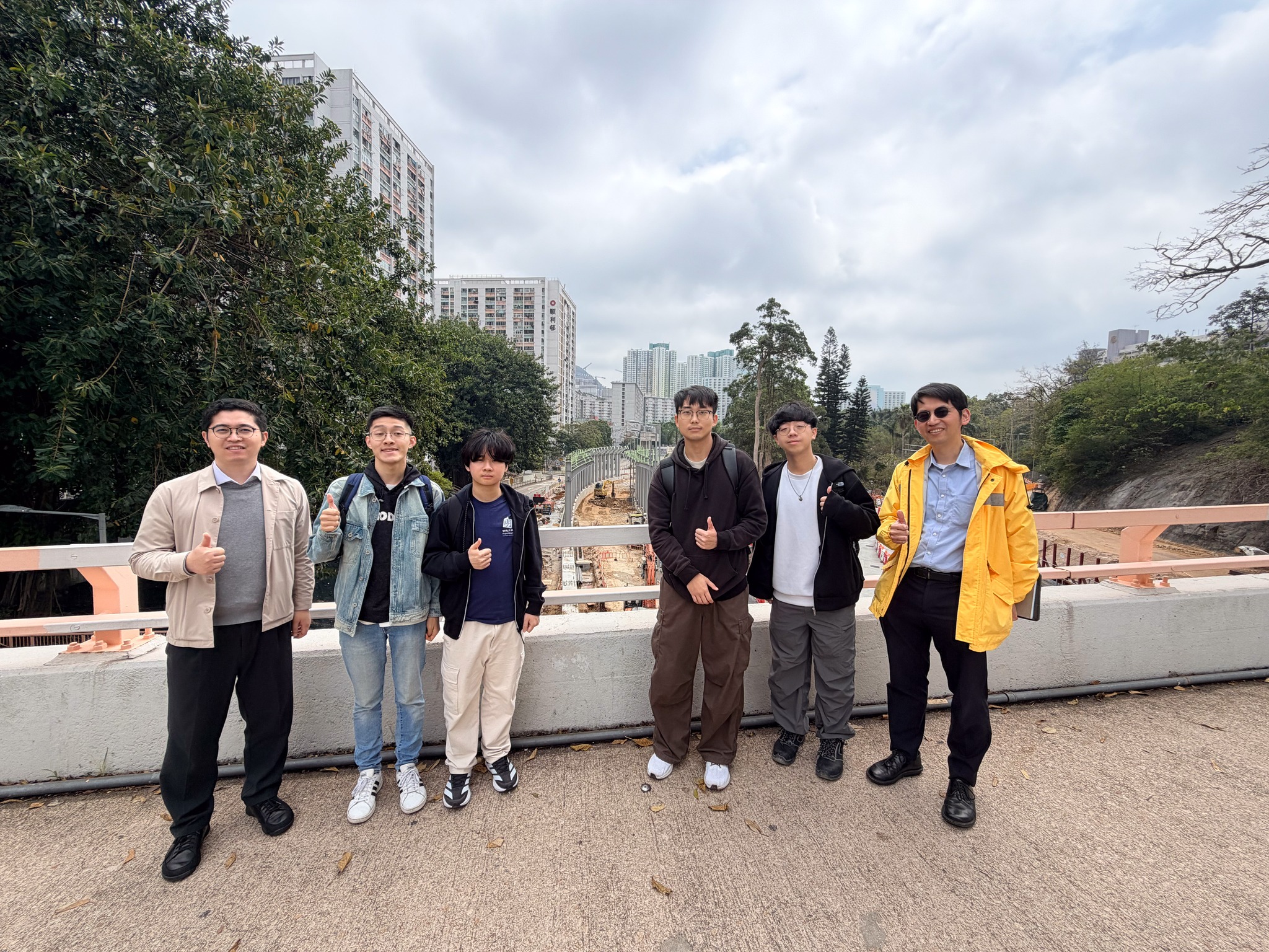 The HKU Engineering Alumni Association recently launched the “Job Shadowing Programme 2026,” through which five engineering students undertook a five-day placement at the CEDD. During the programme, they visited the ARQ and related road improvement works, gaining valuable insights into site management and safety. The HKU Engineering Alumni Association recently launched the “Job Shadowing Programme 2026,” through which five engineering students undertook a five-day placement at the CEDD. During the programme, they visited the ARQ and related road improvement works, gaining valuable insights into site management and safety.